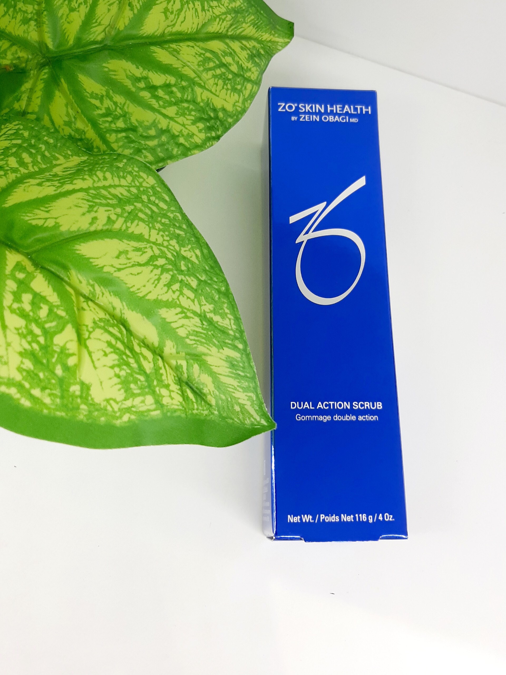 Zo Skin Health Dual Action Scrub góp phần giúp làn da ngày càng mịn màng, sáng khỏe.