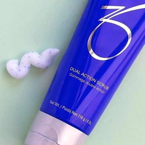 Zo Skin Health Dual Action Scrub vừa đánh bay tế bào chết, vừa cấp ẩm tối ưu cho da.